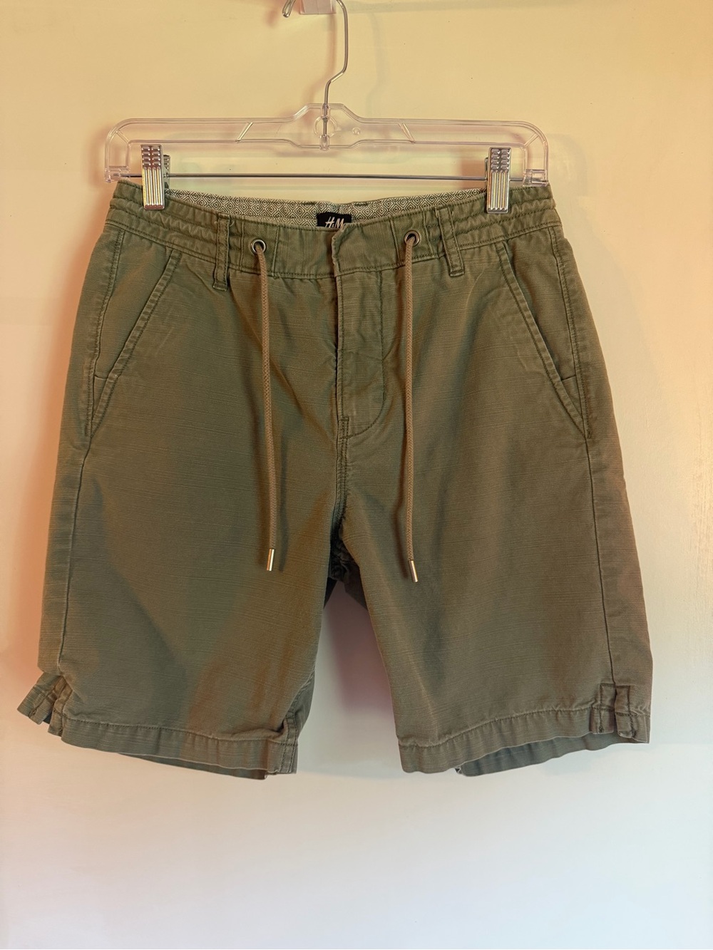 H&M Men’s Olive Drawstring Cargo-Style Shorts